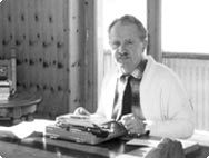 Alfred Vogel na sua máquina de escrever Alfred Vogel na sua máquina de escrever